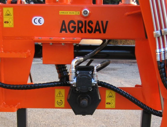 Moltiplicatore con codino cardanico passante per trasmettere giri sia alla gru che al rimorchio 